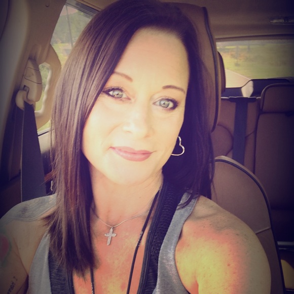 Meet your Posher, Heather - Picture 1 of 4